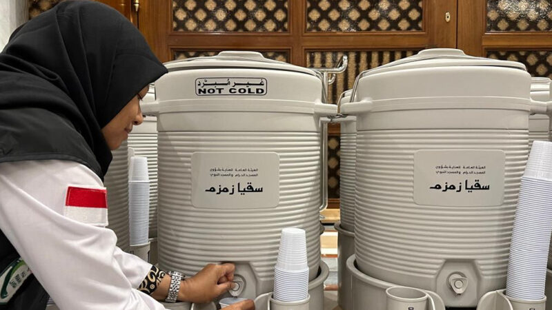 Zamzam tersedia di Masjid Nabawi. (Foto: Kemenag)