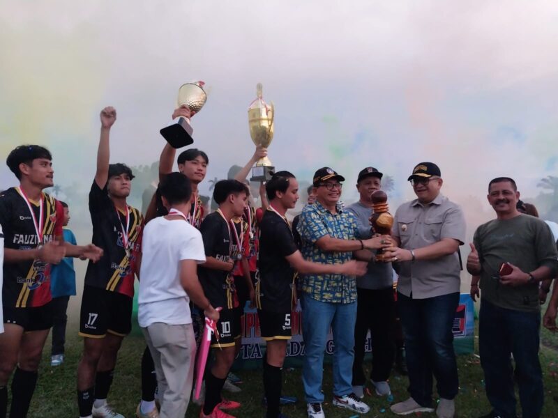 Pj Wali Kota Padang Andree Algamar, Ketua Askot PSSI Kota Padang Mastilizal Aye bersama para pemain Fauzitama FC usai menjuarai Liga Askot PSSI Padang 2024. (Foto: Diskominfo Padang)