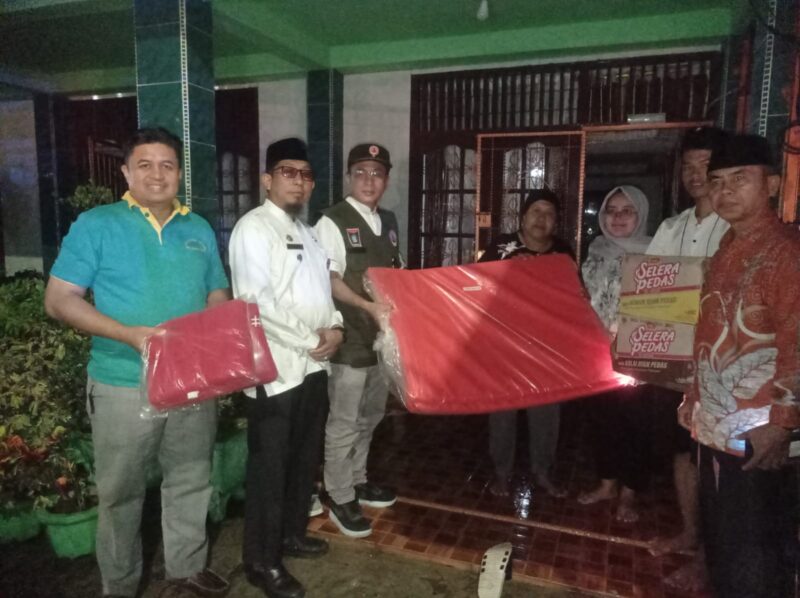 Kepala BPBD Padang Hendri Zulviton didampingi Camat Padang Selatan Anhal Mulya Perkasa menyerahkan bantuan kepada warga terdampak angin puting beliung di Kecamatan Padang Selatan, Jumat (21/6/2024). 