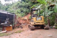 Pembersihan material longsor di Perumahan Graha III Sungai Lareh RT 07 RT 01, Kelurahan Lubuk Minturun, Kecamatan Koto Tangah.