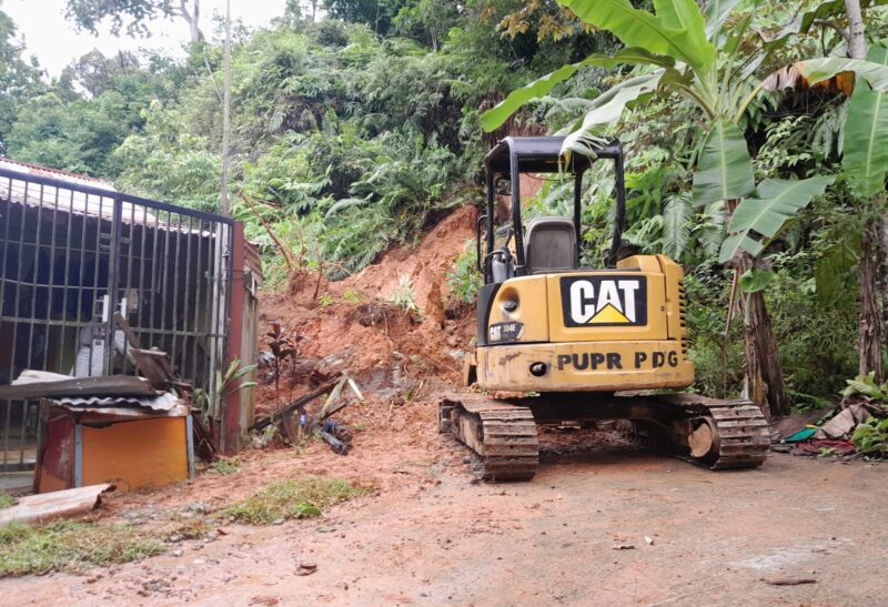 Pembersihan material longsor di Perumahan Graha III Sungai Lareh RT 07 RT 01, Kelurahan Lubuk Minturun, Kecamatan Koto Tangah.