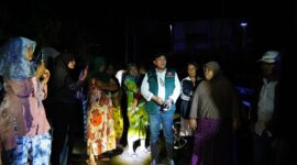 Bupati Eka Putra mendatangi warganya di pengungsian. (Foto: Prokopim Tanah Datar)
