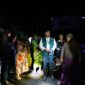 Bupati Eka Putra mendatangi warganya di pengungsian. (Foto: Prokopim Tanah Datar)