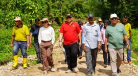 Pj. Wali Kota Padang, Andree Algamar dan rombongan meninjau jalan baru Kampung Kandang Dama, Kelurahan Bungus Timur, Minggu (30/6/2024). (Foto: Prokopim Padang)