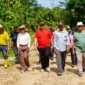 Pj. Wali Kota Padang, Andree Algamar dan rombongan meninjau jalan baru Kampung Kandang Dama, Kelurahan Bungus Timur, Minggu (30/6/2024). (Foto: Prokopim Padang)