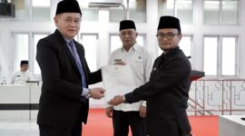 Plh Wali Kota Padang Panjang Dr. Winarno, M.E melantik dr. Joni Sastra, Sp.M di Hall Lantai III Balai Kota, Jumat (28/6/2024). (Foto: Diskominfo Padang Panjang)