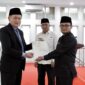 Plh Wali Kota Padang Panjang Dr. Winarno, M.E melantik dr. Joni Sastra, Sp.M di Hall Lantai III Balai Kota, Jumat (28/6/2024). (Foto: Diskominfo Padang Panjang)