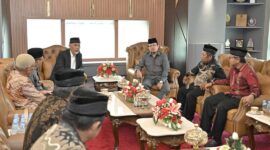 Gubernur Mahyeldi saat menerima audiensi KAN Nagari Gunuang Kota Padang Panjang, KAN Nagari Guguak Kecamatan 2X11 Kayu Tanam dan KAN Nagari Anduriang Kabupaten Padang Pariaman di Rapat Ruang Kantor Gubernur, Jumat (31/5/2024). (Foto adpsb)