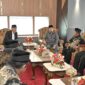 Gubernur Mahyeldi saat menerima audiensi KAN Nagari Gunuang Kota Padang Panjang, KAN Nagari Guguak Kecamatan 2X11 Kayu Tanam dan KAN Nagari Anduriang Kabupaten Padang Pariaman di Rapat Ruang Kantor Gubernur, Jumat (31/5/2024). (Foto adpsb)