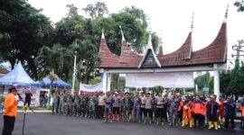 Bupati Tanah Datar Eka Putra melepas tim ekspedisi Sungai Sigarunggung Gunung Marapi, Sabtu (1/6/2024). (Foto: Prokopim Tanah Datar)
