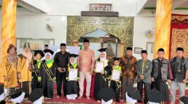 Camat Lubuk Begalung Andi Amir bersama para wisudawan khatam Al Quran Masjid Baitunni'mah Parak Laweh Pulau Aia Nan XX, Minggu (2/6/2024).