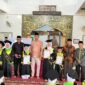 Camat Lubuk Begalung Andi Amir bersama para wisudawan khatam Al Quran Masjid Baitunni'mah Parak Laweh Pulau Aia Nan XX, Minggu (2/6/2024).