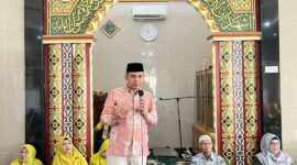 Camat Lubuk Begalung Andi Amir memberikan sambutan saat acara khatam Al Quran TPQ Surau Zam Zam Kelurahan Pagambiran Ampalu Nan XX, Minggu (2/6/2024).