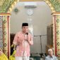 Camat Lubuk Begalung Andi Amir memberikan sambutan saat acara khatam Al Quran TPQ Surau Zam Zam Kelurahan Pagambiran Ampalu Nan XX, Minggu (2/6/2024).