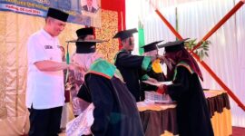 Camat Andi Amir menyalami para wisudawan/ti saat Wisuda MIN 5 Padang, Rabu (5/6/2024).