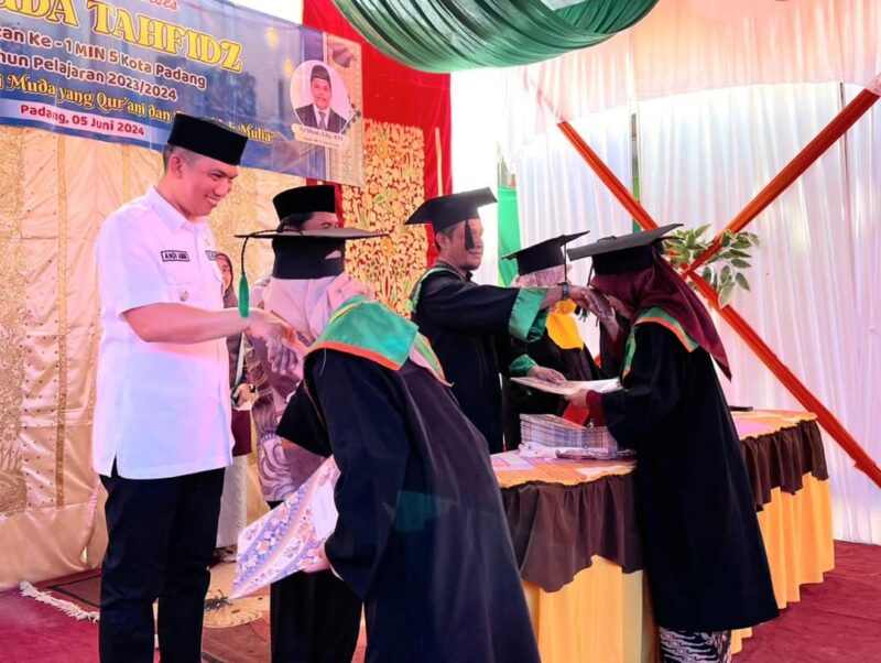 Camat Andi Amir menyalami para wisudawan/ti saat Wisuda MIN 5 Padang, Rabu (5/6/2024).
