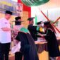 Camat Andi Amir menyalami para wisudawan/ti saat Wisuda MIN 5 Padang, Rabu (5/6/2024).