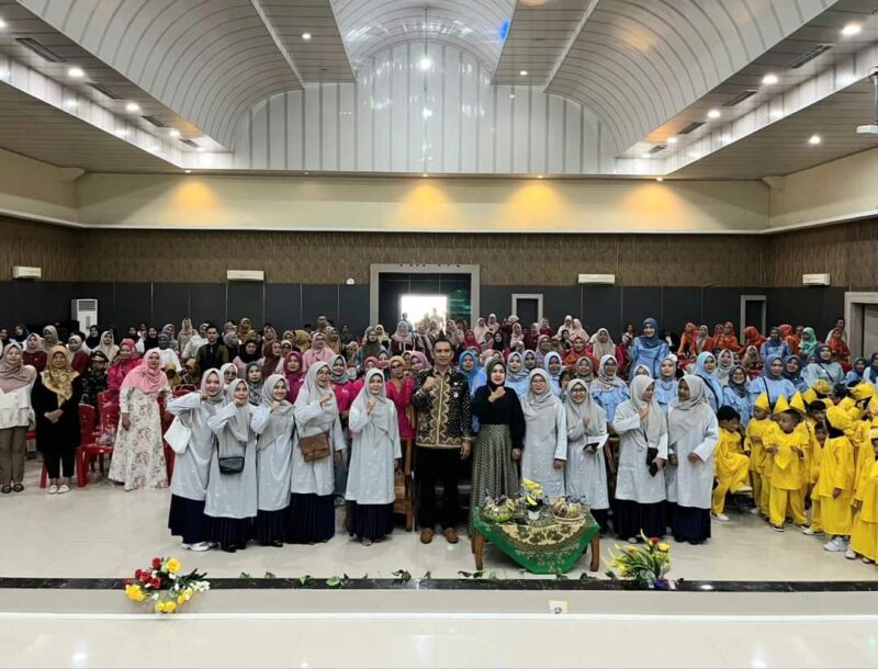 Camat Lubuk Begalung Andi Amir menghadiri pentas seni TK Negeri Pembina Padang di Aula SMK 2 Padang, Kamis (6/6/2024).