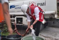 Tim Tanggap Darurat Bencana (TDB) PMI Kota Padang Panjang mendistribusikan bantuan air bersih kepada warga terdampak banjir bandang lahar dingin. (Foto: Diskominfo Padang Panjang)