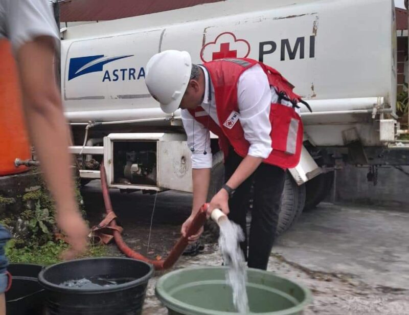 Tim Tanggap Darurat Bencana (TDB) PMI Kota Padang Panjang mendistribusikan bantuan air bersih kepada warga terdampak banjir bandang lahar dingin. (Foto: Diskominfo Padang Panjang)