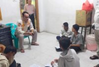 Kepala Satpol PP Padang Chandra Eka Putra memberi pembinaan kepada lima remaja yang diduga hendak tawuran. (Foto: Humas Satpol PP Padang)
