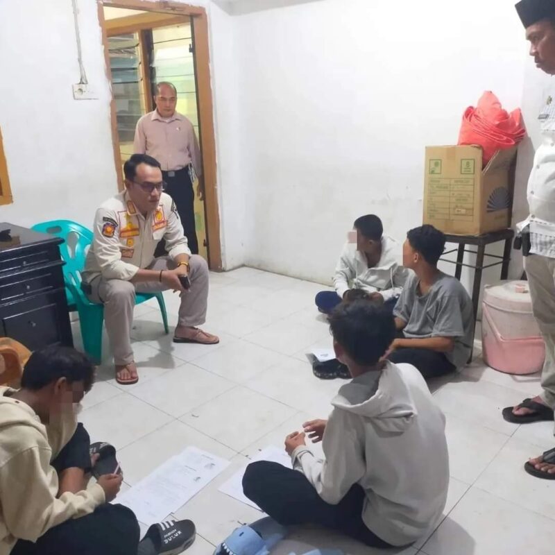 Kepala Satpol PP Padang Chandra Eka Putra memberi pembinaan kepada lima remaja yang diduga hendak tawuran. (Foto: Humas Satpol PP Padang)