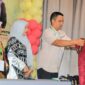 Camat Lubeg Andi Amir mengalungkan medali saat pelepasan siswa SMPN 17 Padang angkatan 44, Selasa (11/6/2024).