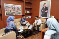 Wakil Bupati Solsel H Yulian Efi menemui Kepala Balai Penyediaan Perumahan Wilayah Sumatera III Ir. Aldino Heru Priawan. (Foto: Humas Pemkab Solsel)