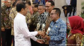 Bupati Tanah Datar Eka Putra menerima penghargaan TPID Award dari Presiden. (Foto: Prokopim Tanah Datar)