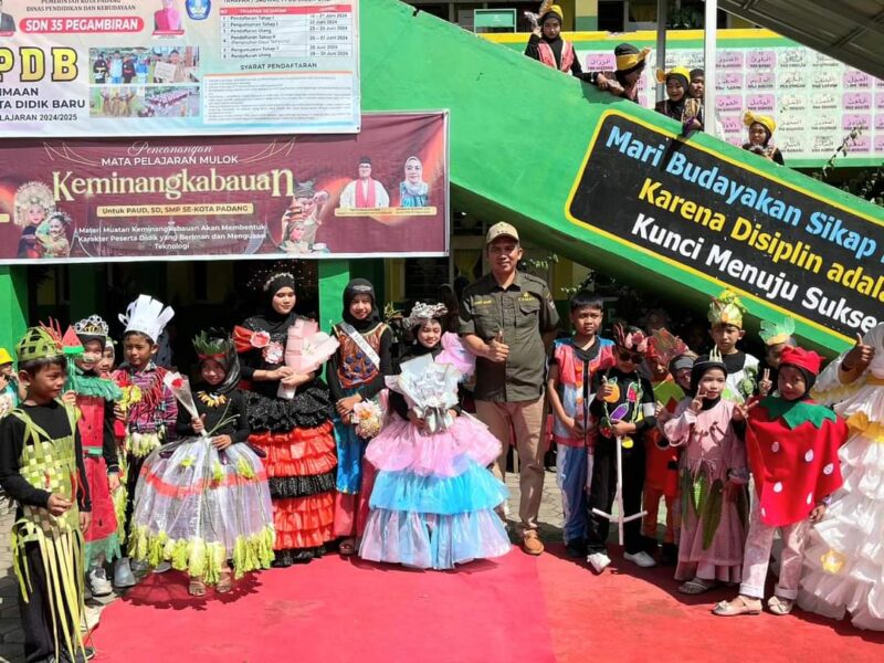 Camat Lubuk Begalung Andi Amir saat menghadiri Panen Karya P5 SDN 35 Pagambiran, Sabtu (15/6/2024).