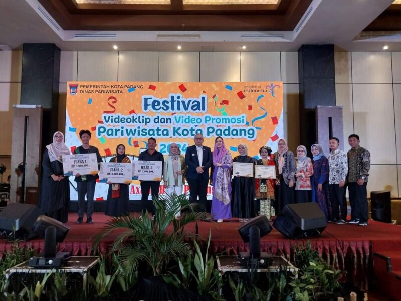 Pj Wali Kota Padang Andree Algamar bersama para pemenang lomba. (Foto: Diskominfo Padang)