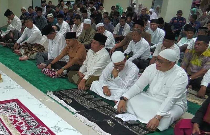 Pj Wako Padang Andree Algamar melaksanakan Shalat Idul Adha 1445 di Masjid Ukhuwah, Balai Kota Padang, Aie Pacah, Senin (17/6/2024). (Foto: Diskominfo Padang)