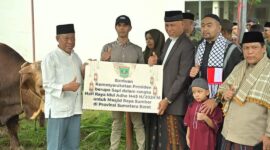 Gubernur Sumbar, Mahyeldi Ansharullah menyerahkan sapi kurban bantuan Presiden Joko Widodo kepada pengurus Masjid Raya Sumbar, Senin (17/6/2024). (Foto: Pemprov Sumbar)