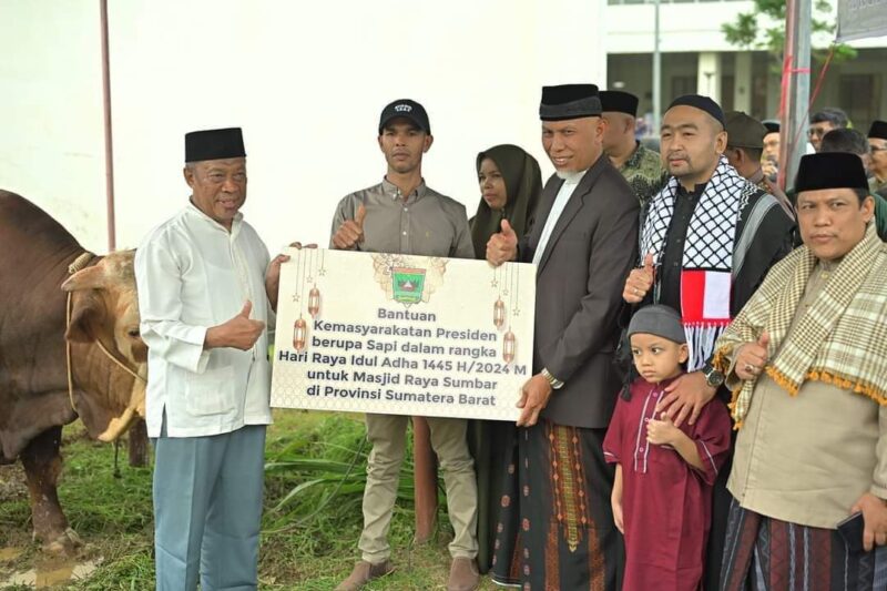Gubernur Sumbar, Mahyeldi Ansharullah menyerahkan sapi kurban bantuan Presiden Joko Widodo kepada pengurus Masjid Raya Sumbar, Senin (17/6/2024). (Foto: Pemprov Sumbar)