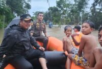 Camat Koto Tangah Fizlan Setiawan bersama tim gabungan berpatroli meninjau lokasi terdampak bencana. 