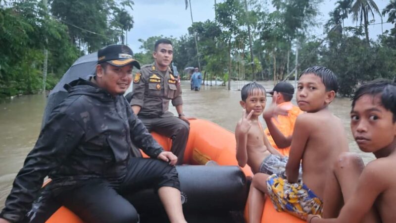 Camat Koto Tangah Fizlan Setiawan bersama tim gabungan berpatroli meninjau lokasi terdampak bencana. 