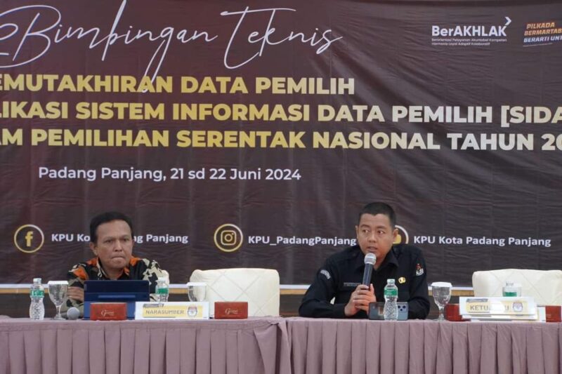 KPU Padang Panjang menggelar Bimtek Pemutakhiran Data Pemilih dan Penggunaan Aplikasi Sidalih serta e-Coklit di Mifan, Sabtu (22/6/2024). (Foto: Diskominfo Padang Panjang)