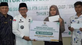 Bupati Tanah Datar Eka Putra menyerahkan secara simbolis bantuan pendidikan kepada mahasiswa dari keluarga kurang mampu. (Foto: Prokopim Tanah Datar)