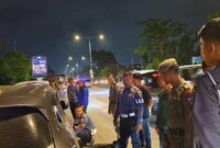 Petugas Satpol PP Padang bersama Dishub menertibkan kendaraan yang parkir sembarangan di Jalan Khatib Sulaiman, Rabu malam (26/6/2024). (Foto: Humas Satpol PP Padang)
