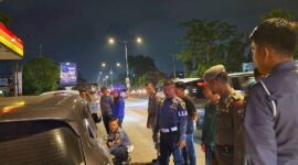 Petugas Satpol PP Padang bersama Dishub menertibkan kendaraan yang parkir sembarangan di Jalan Khatib Sulaiman, Rabu malam (26/6/2024). (Foto: Humas Satpol PP Padang)