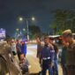 Petugas Satpol PP Padang bersama Dishub menertibkan kendaraan yang parkir sembarangan di Jalan Khatib Sulaiman, Rabu malam (26/6/2024). (Foto: Humas Satpol PP Padang)