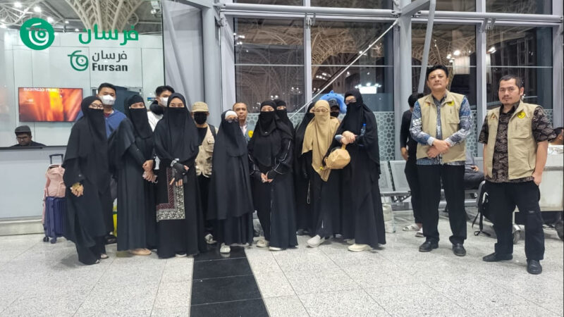 Tim Pelindungan Jamaah Haji KJRI Jeddah mendampingi pemulangan 34 WNI di Bandara Madinah, 3 Juni 2024. (Foto: Istimewa)