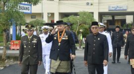 Pj Wali Kota Padang Andree Algamar bersama unsur Forkopimda memasuki lapangan upacara. (Foto: Prokopim Padang)