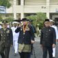 Pj Wali Kota Padang Andree Algamar bersama unsur Forkopimda memasuki lapangan upacara. (Foto: Prokopim Padang)