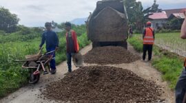 Perbaikan jalan di Kelurahan Korong Gadang Kecamatan Kuranji, Senin (3/6/2024). (Foto: Prokopim Padang)