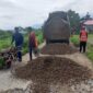 Perbaikan jalan di Kelurahan Korong Gadang Kecamatan Kuranji, Senin (3/6/2024). (Foto: Prokopim Padang)