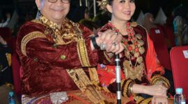 Pj Wali Kota Padang Andree Algamar bersama istri Ny. Vanny Andree Algamar saat menyaksikan Karnaval Budaya Nusantara di area Dome BSCC Balikpapan, Rabu (5/6/2024) malam. (Foto: Prokopim Padang)