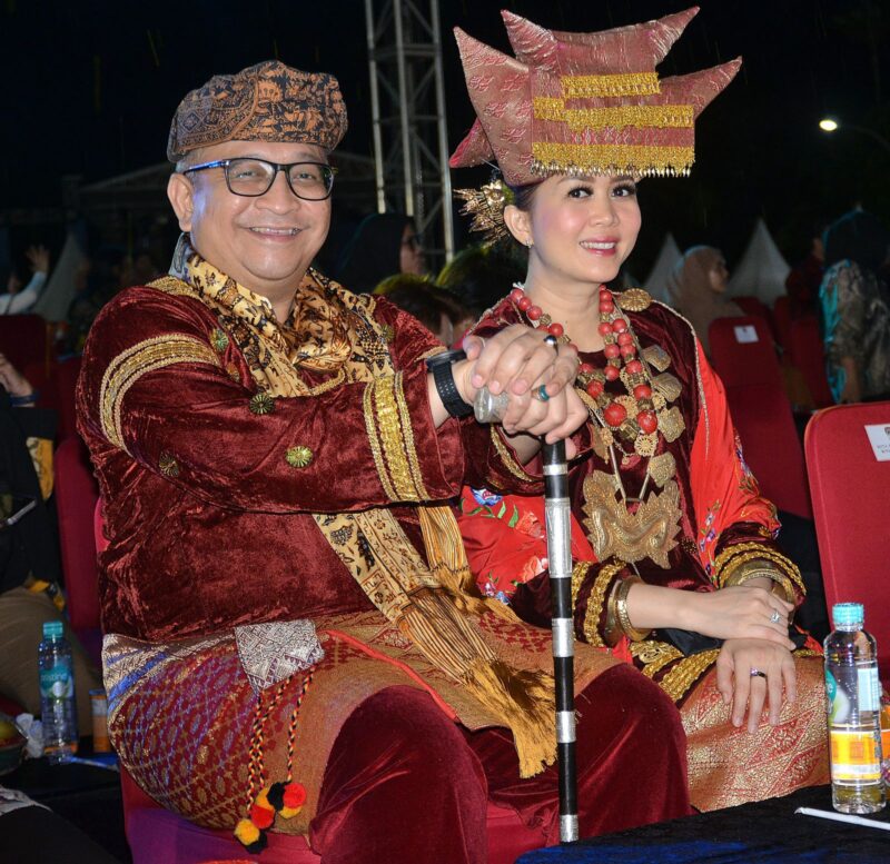 Pj Wali Kota Padang Andree Algamar bersama istri Ny. Vanny Andree Algamar saat menyaksikan Karnaval Budaya Nusantara di area Dome BSCC Balikpapan, Rabu (5/6/2024) malam. (Foto: Prokopim Padang)