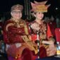 Pj Wali Kota Padang Andree Algamar bersama istri Ny. Vanny Andree Algamar saat menyaksikan Karnaval Budaya Nusantara di area Dome BSCC Balikpapan, Rabu (5/6/2024) malam. (Foto: Prokopim Padang)