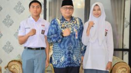 Pj Wali Kota Padang Andree Algamar melepas Raidzaky Rafifaldrie (Aldri) dan Radya Althafunnisa (Aya) mengikuti Seleksi Paskibraka Tingkat Nasional Tahun 2024 di Jakarta selama 9-13 Juni. (Foto: Prokopim Padang)